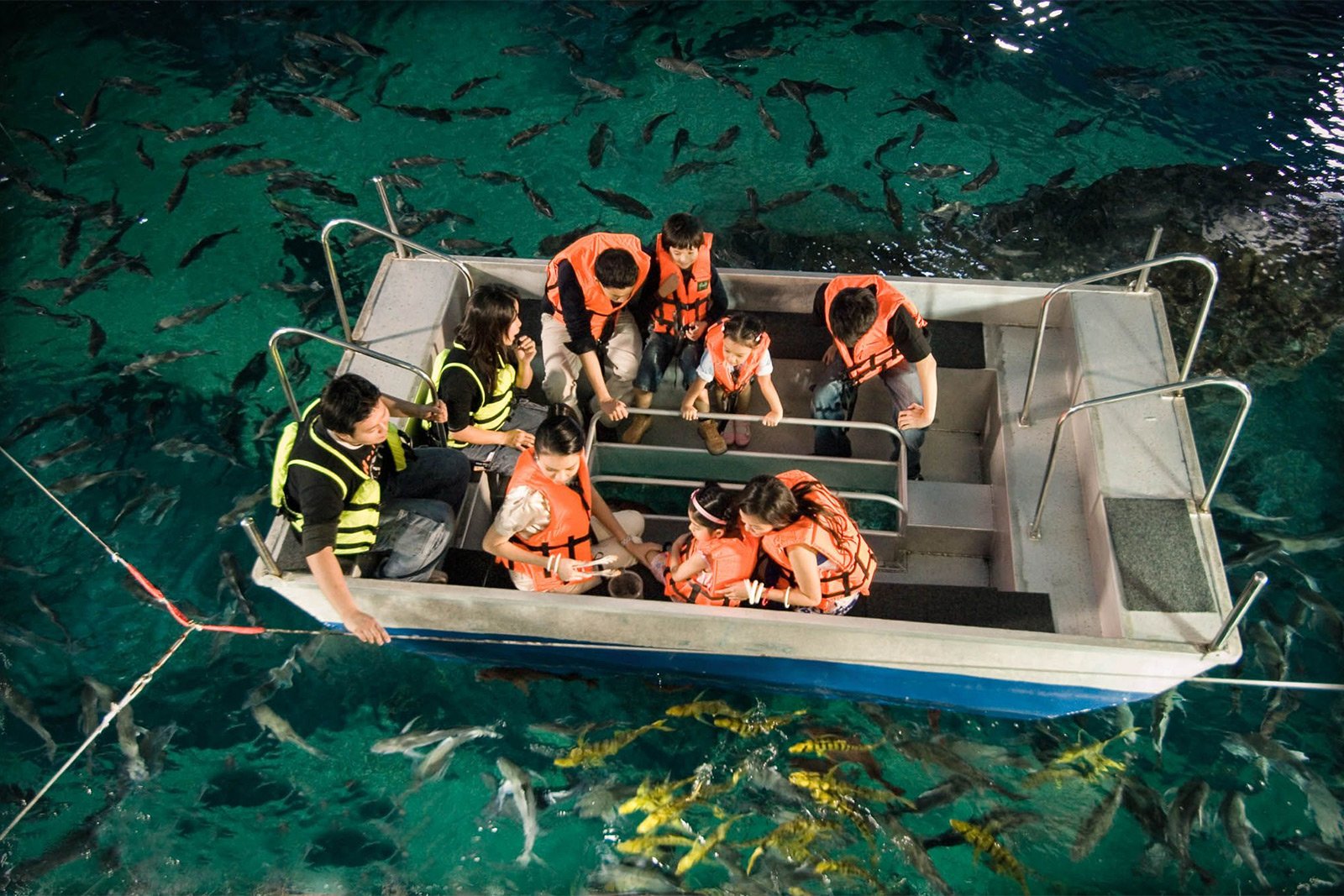 How to ride on a boat with a glassed floor in Bangkok