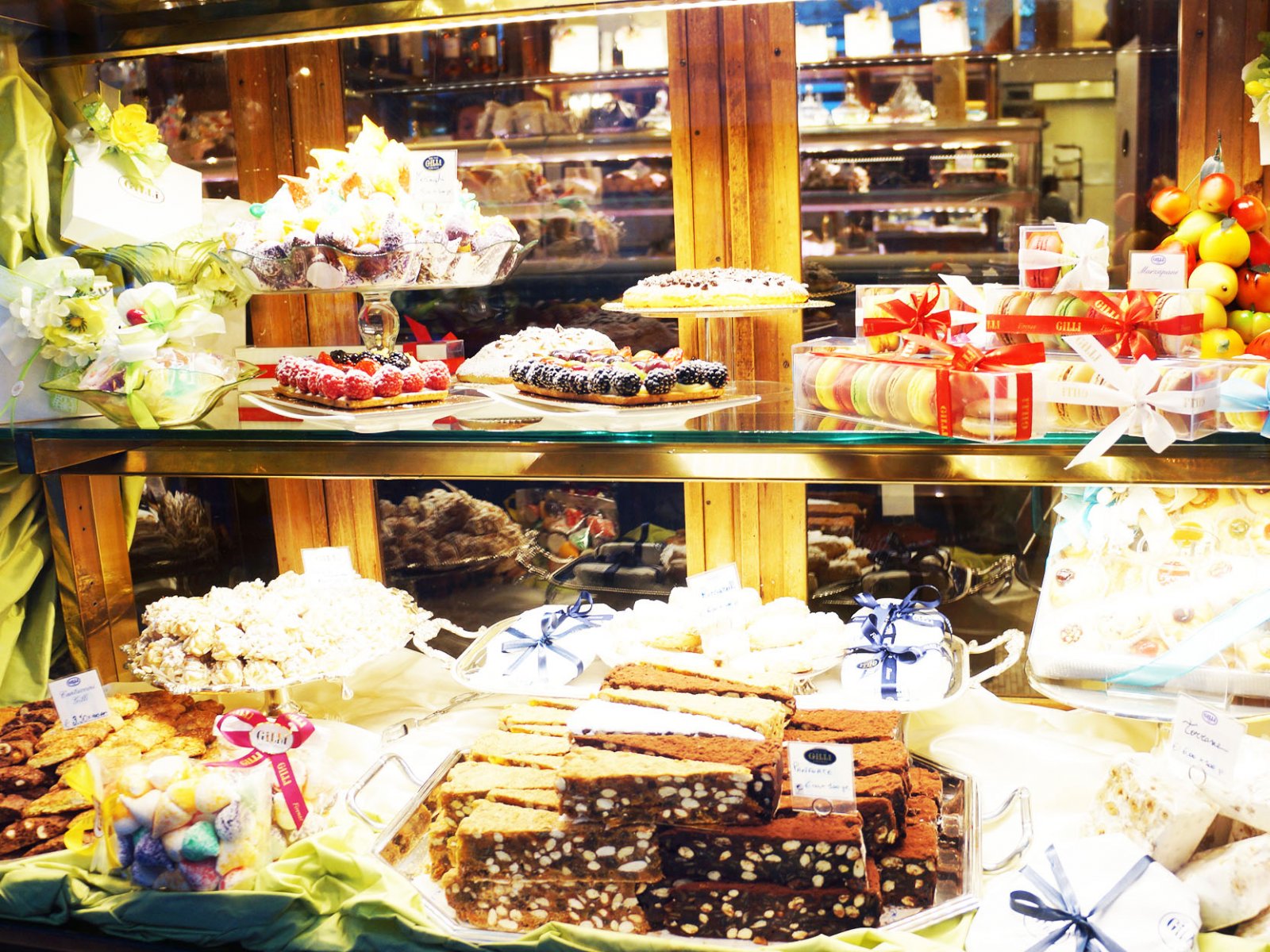 How to taste chocolate in Gilli confectioner's shop in Florence