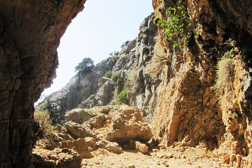 How to go down to the Imbros Gorge on Crete