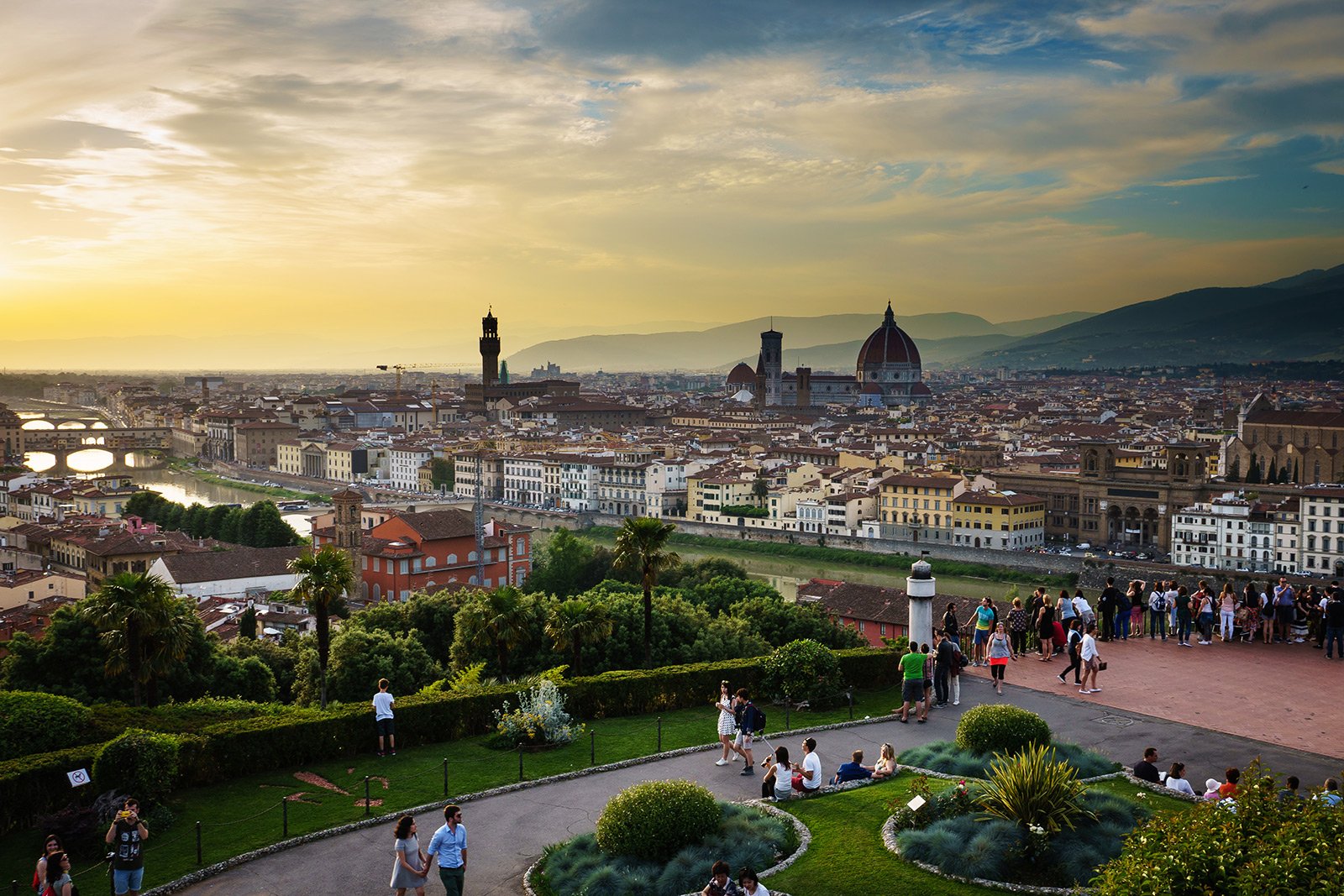How to have a picnic on the Piazzale Michelangelo in Florence