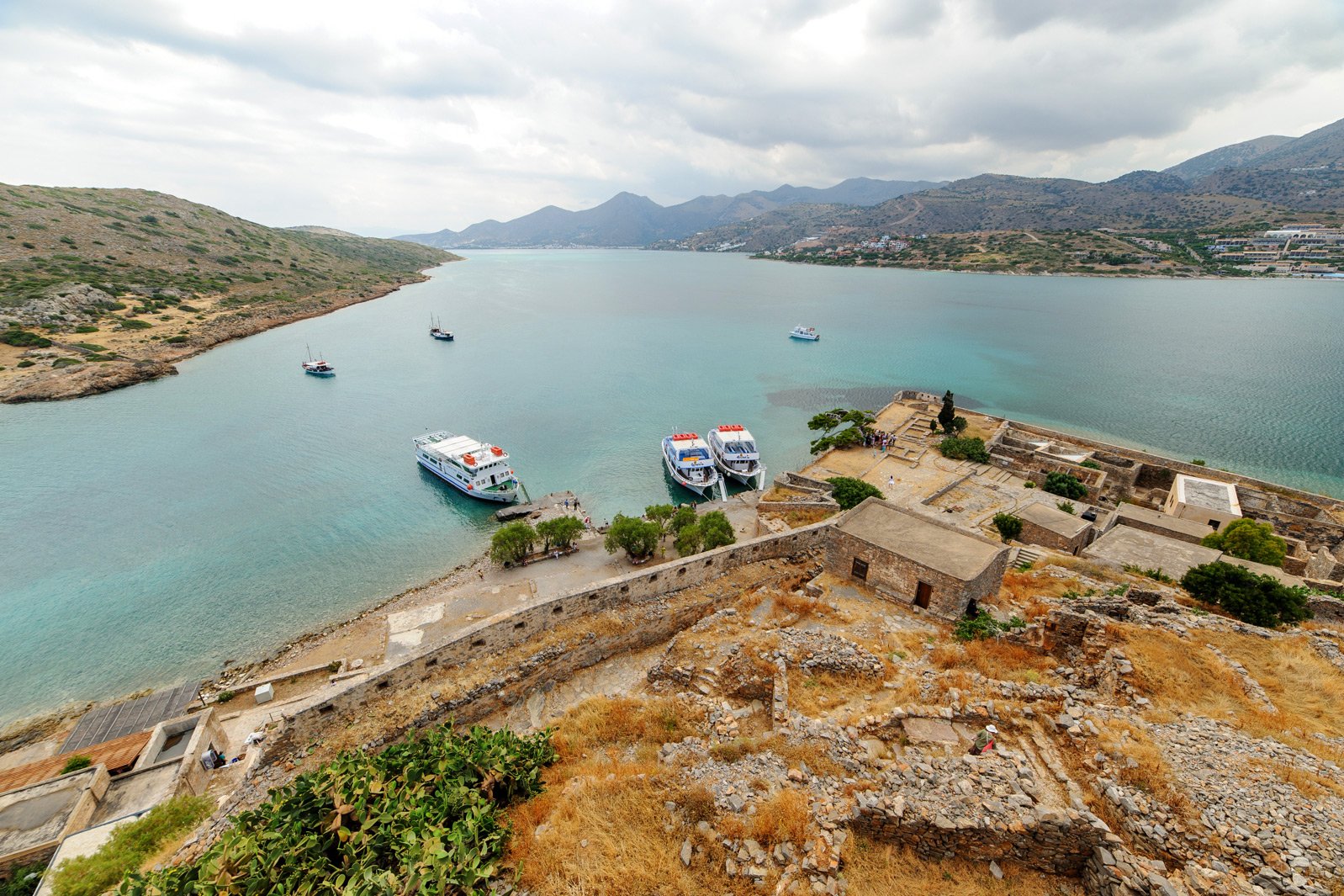 How to climbing on the fortress of Spinalonga on Crete
