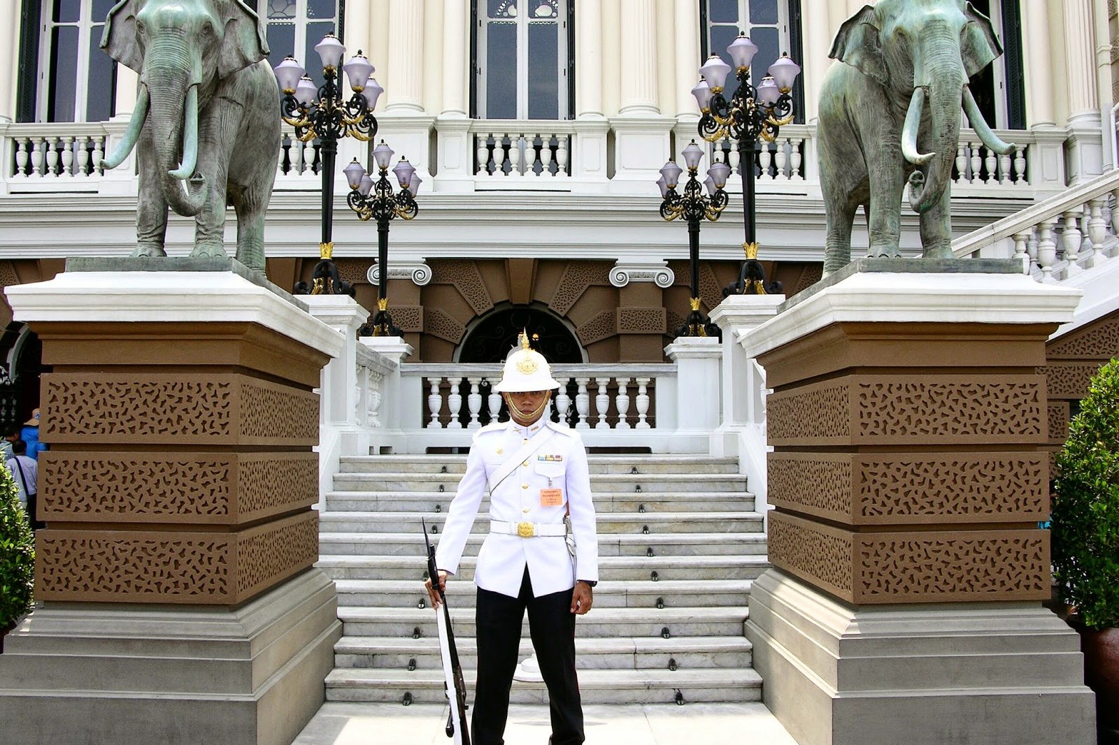 How to take a selfie with a guard at the Grand Palace in Bangkok