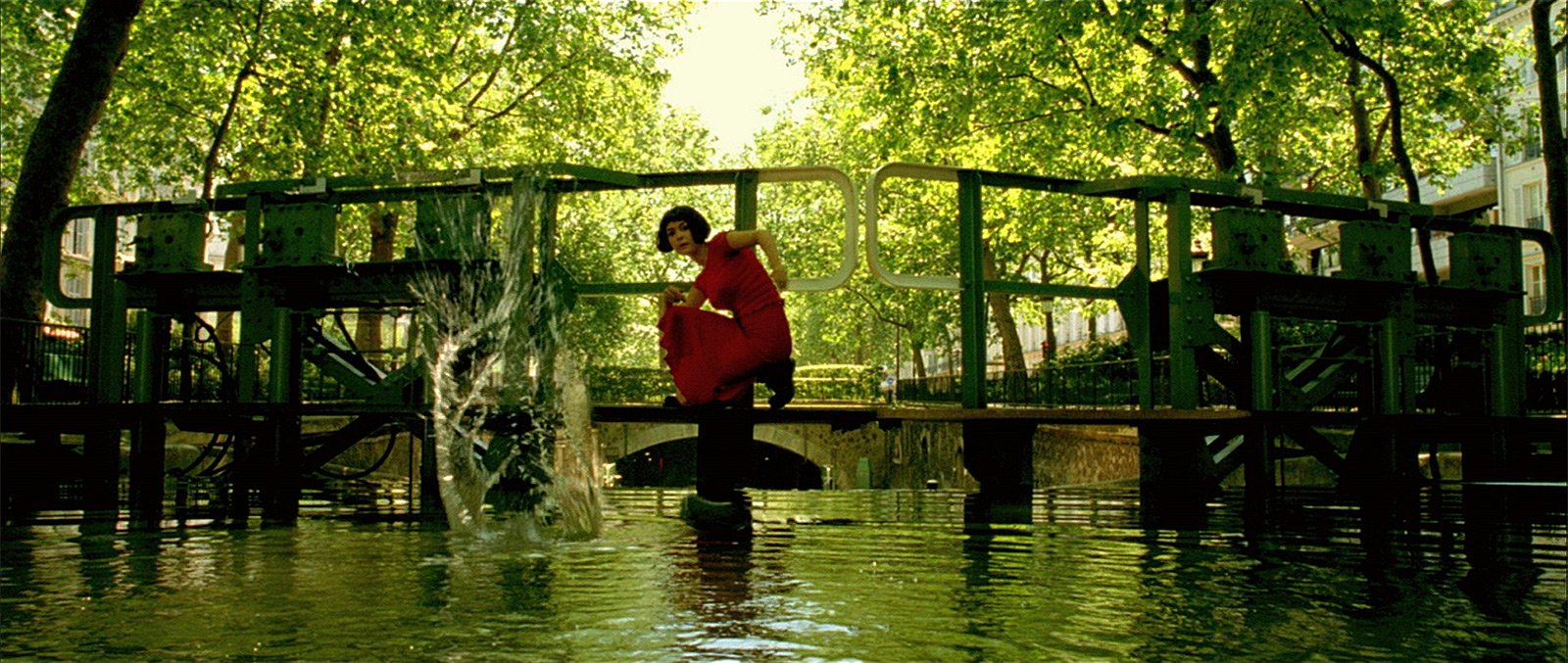 How to play at ducks and drakes on the Canal Saint-Martin in Paris