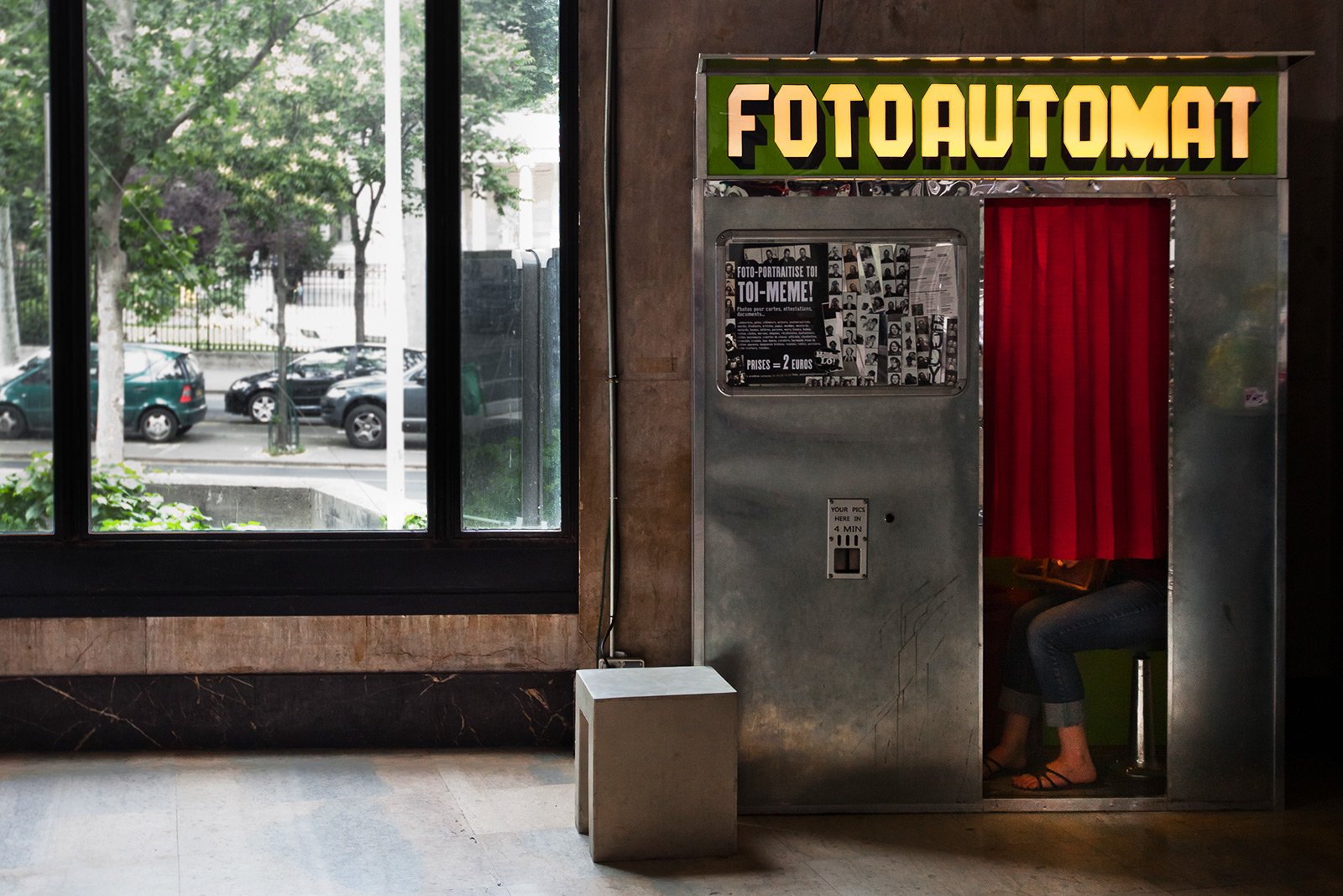How to take a selfie in a photo booth in Paris