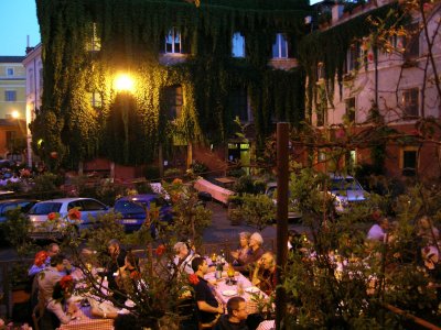 Have dinner in Trastevere in Rome