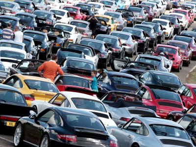 See the Porsche parade in Saint-Tropez