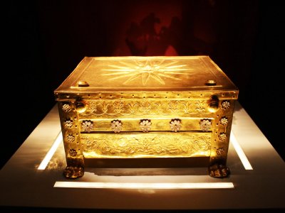 Watch the golden coffin of Philip II in Thessaloniki