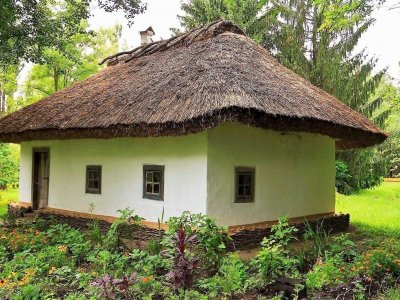 Get into ukrainian mud hut in Kiev