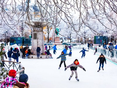 Go skating in frozen fountain in Oslo