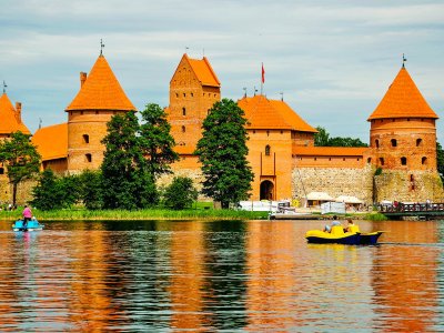 Ride in a boat around the castle in Vilnius