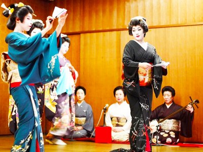Drink tea with geisha girls in Tokyo