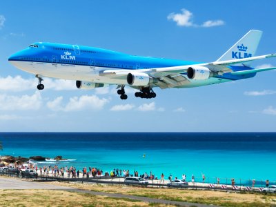 Spot plane landing on Sint Maarten island