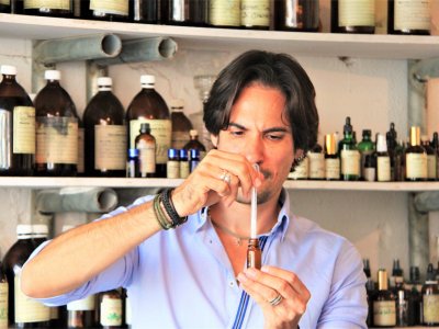 Buy your perfume at a perfume stall in Tel Aviv-Yafo