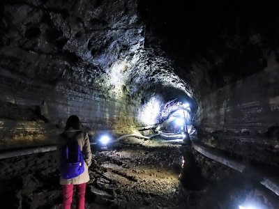 Go through 1000-meter-long lava tube in Jeju