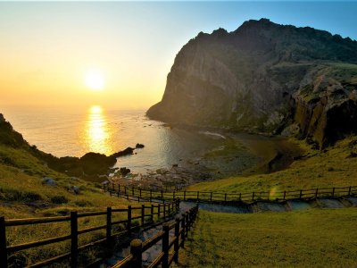 Greet the dawn on the top of the crater in Jeju