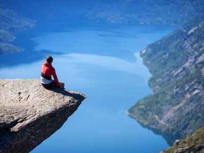 Sit on Trolltunga in Odda