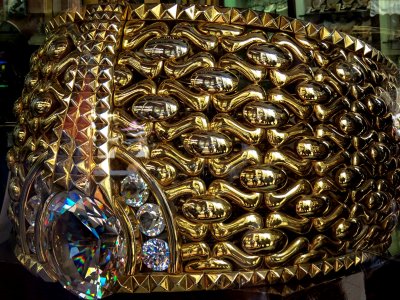 See the largest gold ring in the world in Dubai