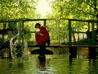 Play at ducks and drakes on the Canal Saint-Martin in Paris