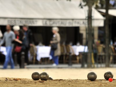 Play petanque in Paris