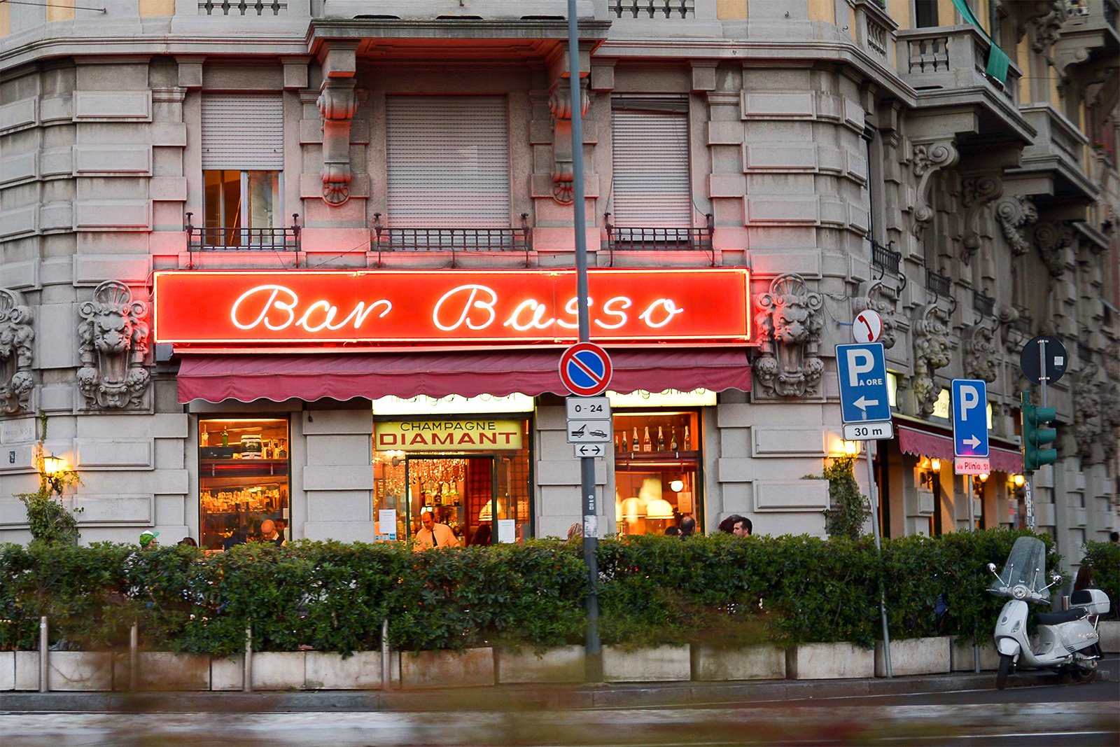 Bar Basso, Milan