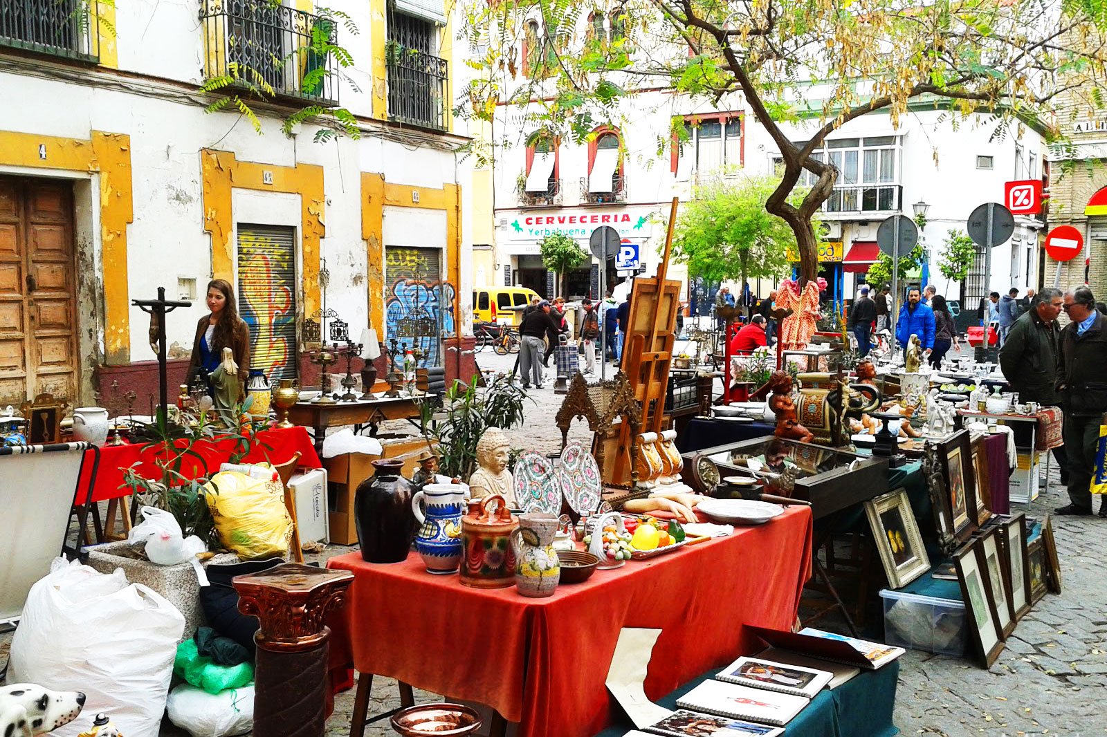 El Jueves flea market, Seville
