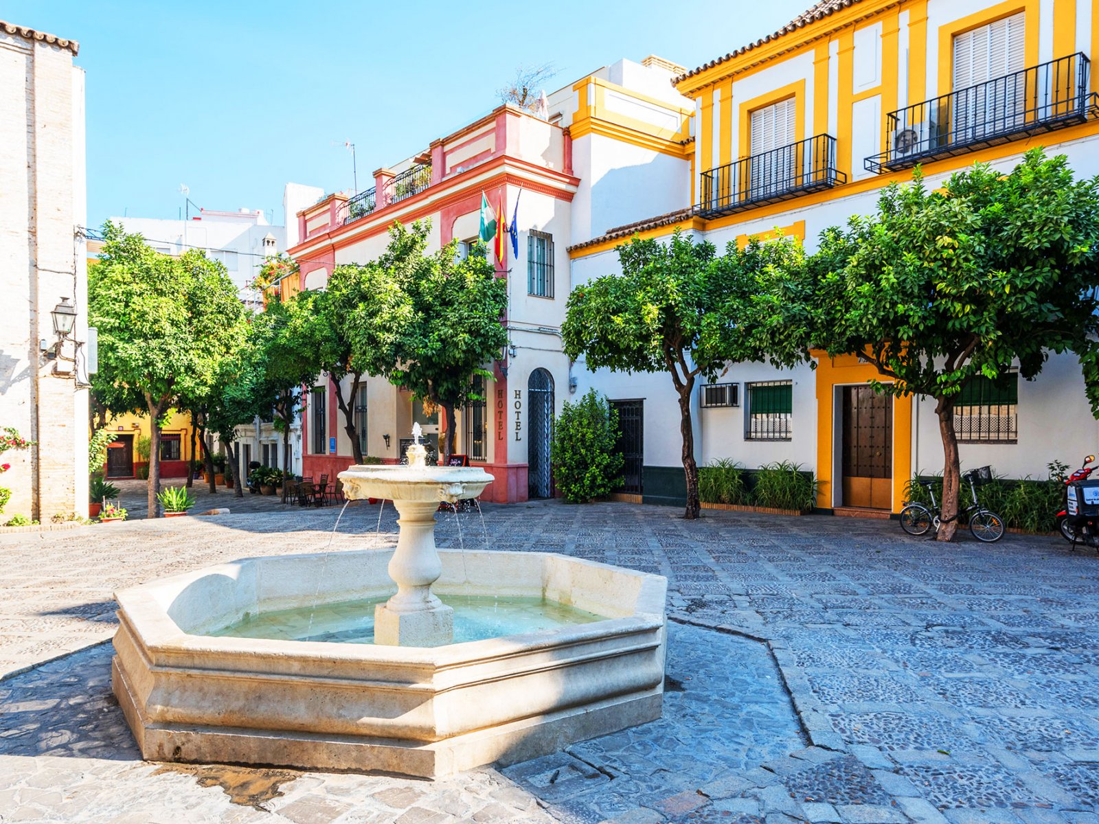 Santa-Cruz quarter, Seville
