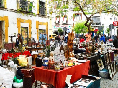 El Jueves flea market in Seville